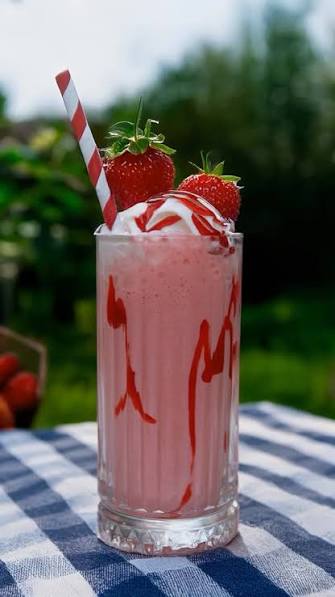 ÇİLEK MILKSHAKE